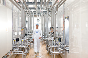 Spolehlivé měření výšky hladiny přes strop nádrže